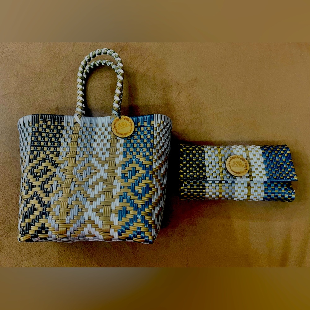 María Victoria hand bag; perfect for any event. Comes with matching wallet. NWOT
